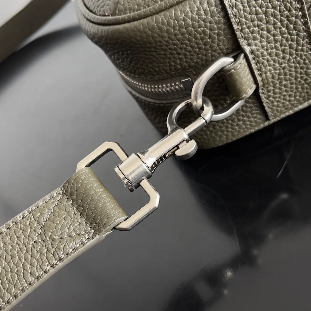 Those who have touched Batch 1820 cowhide with lychee pattern must understand that it is soft and high-grade. BOTTEGA VENETA's 2024 new men's INTRECCIATO woven camera bag uses lychee pattern and classic weaving to enhance the texture of the entire bag. It is durable and the matte material is very suitable for autumn and winter wear. In terms of capacity, this bag is not inferior to other bags. It has compartments inside, making it easy to store important things. Style number: 755925 Size: 29*19.5*7.5cm